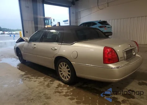 2007 Lincoln Town Car Signature z USA, uszkodzony, nr VIN 1LNHM81WX7Y626123